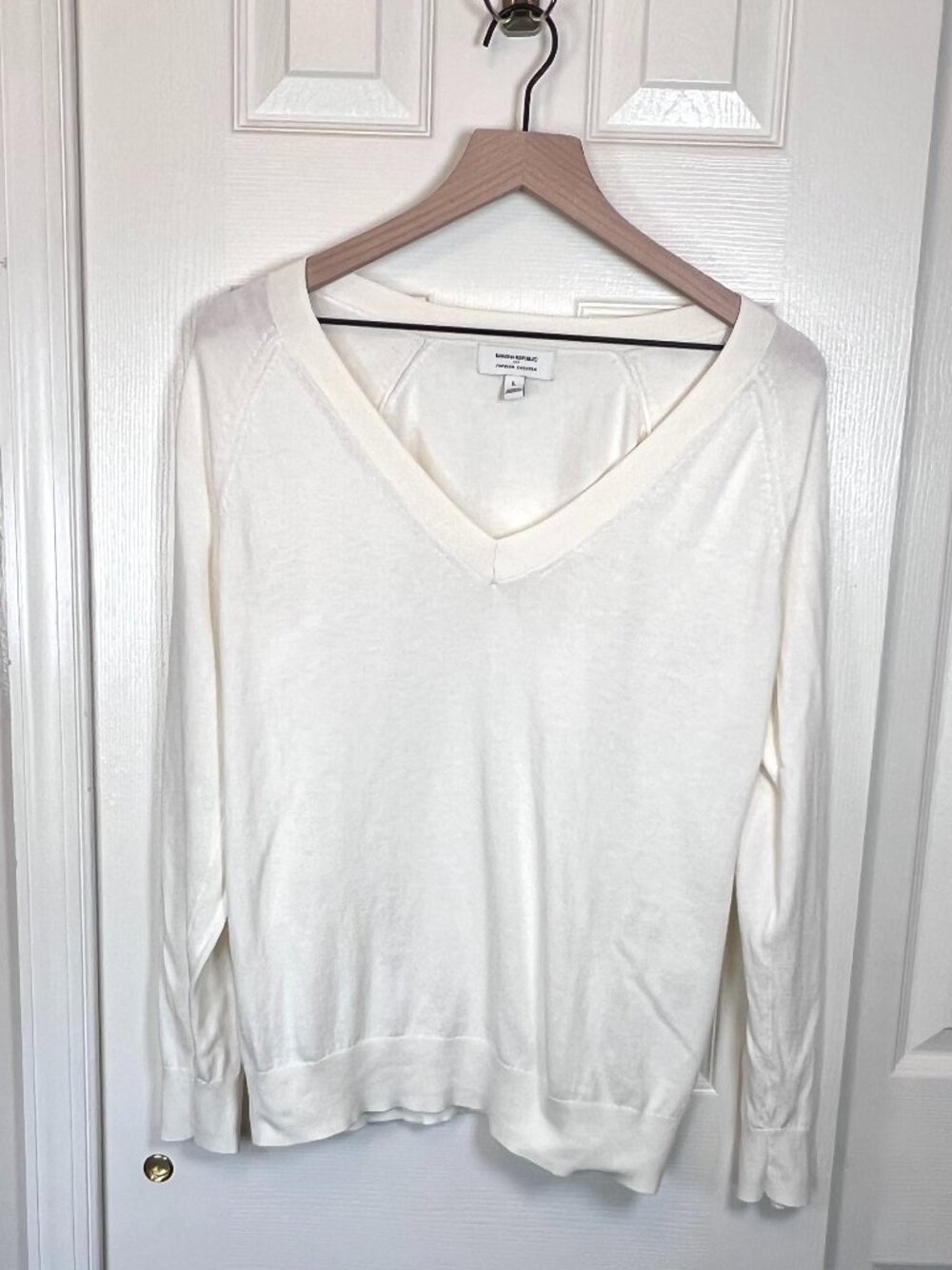 Banana Republic Factory Ivory V Neck Forever Sweater Size L